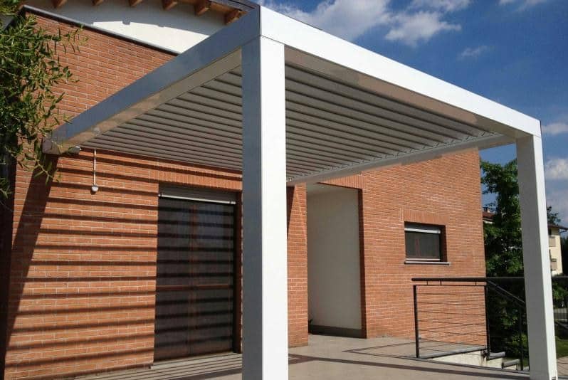 Pergola bioclimatica addossata a parete