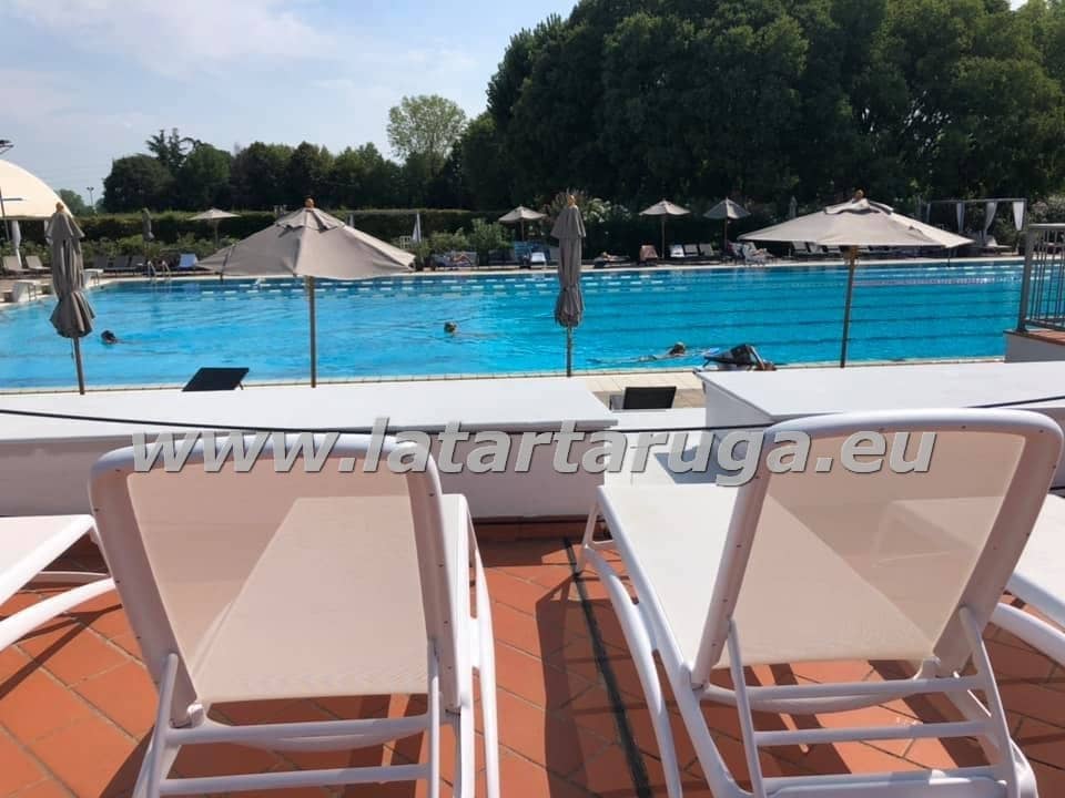 Allestimento area esterna: Lettini da sole specifici per utilizzo pubblico, Gazebo, Ombrelloni: