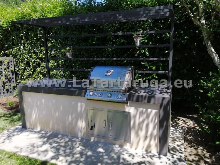 Realizzazione di BBQ in muratura e gazebo pavimentato