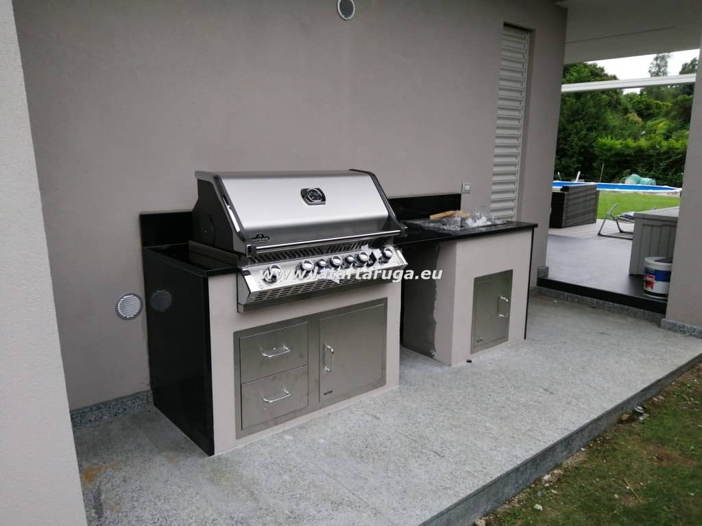Realizzazione di BBQ in muratura con sportelli, firgorifero e lavabo. Muratura e marmo