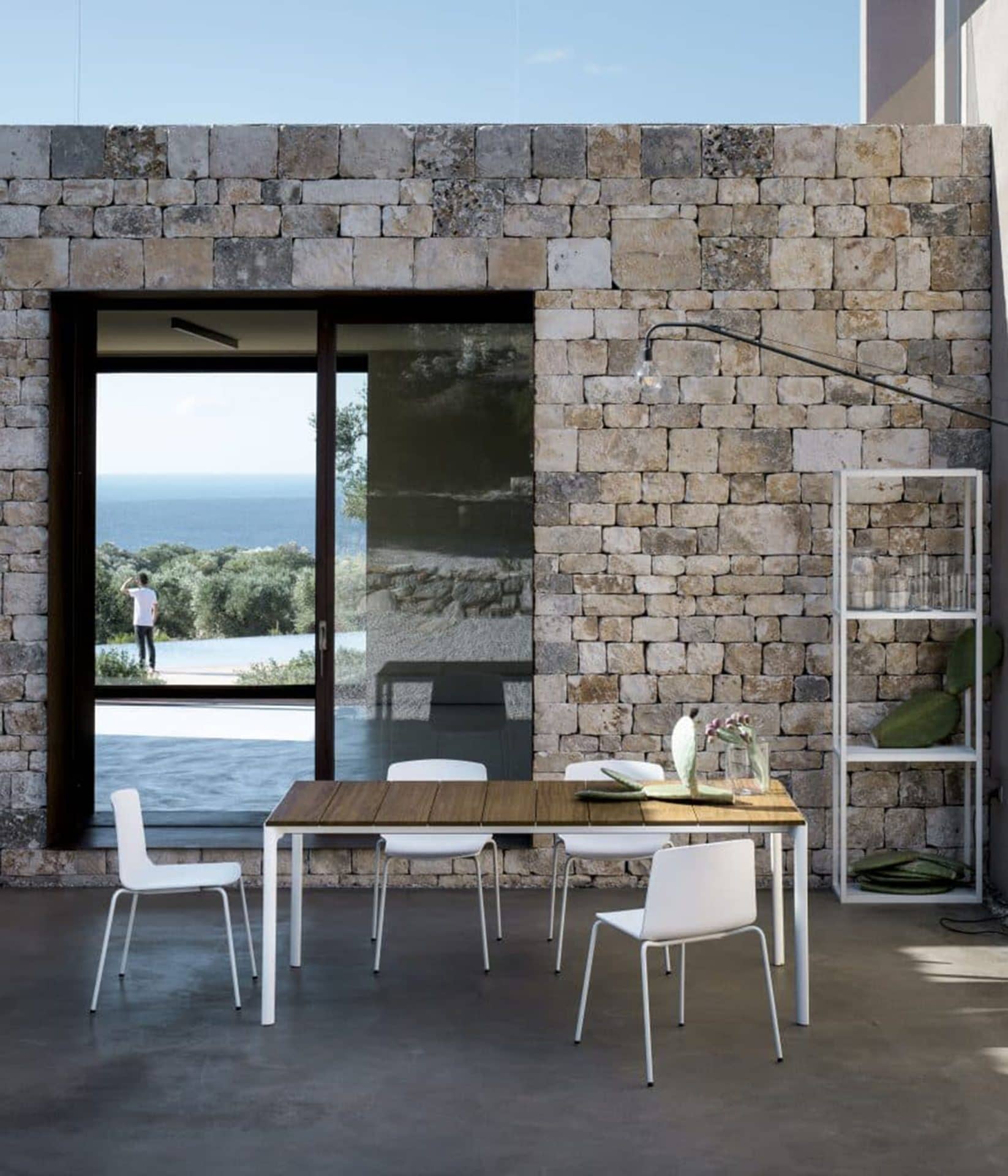 Maki Slatted di Kristalia – Teak e alluminio per il pranzo outdoor