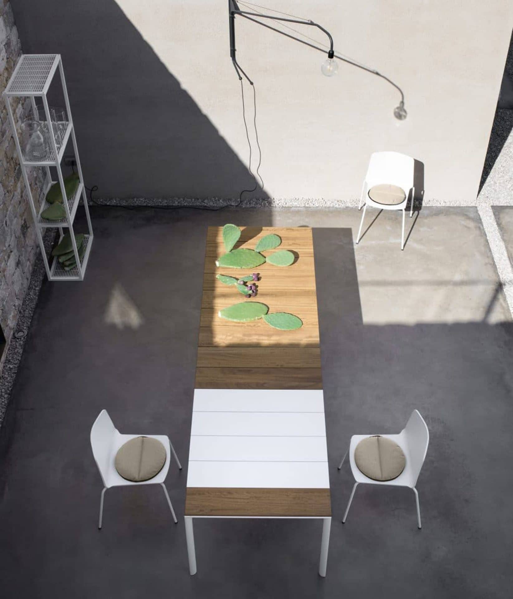 Maki Slatted di Kristalia – Teak e alluminio per il pranzo outdoor