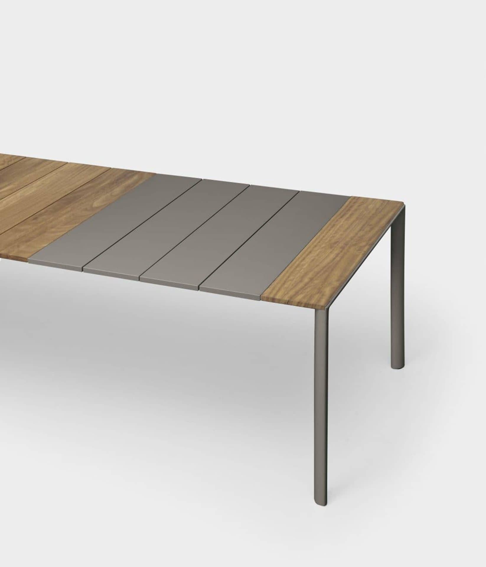 Maki Slatted di Kristalia – Teak e alluminio per il pranzo outdoor