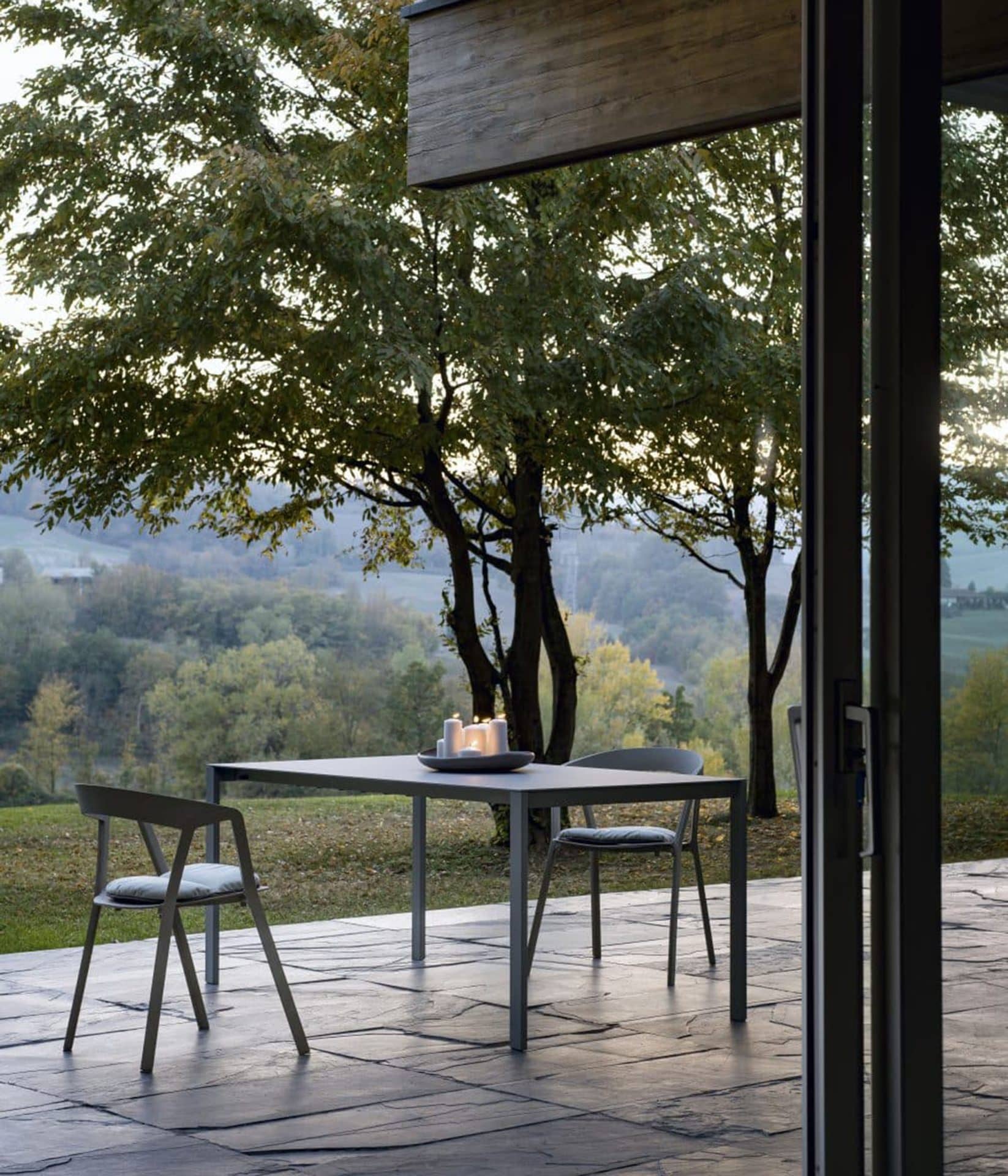Tavolo in alluminio – Design contemporaneo per esterni ed interni