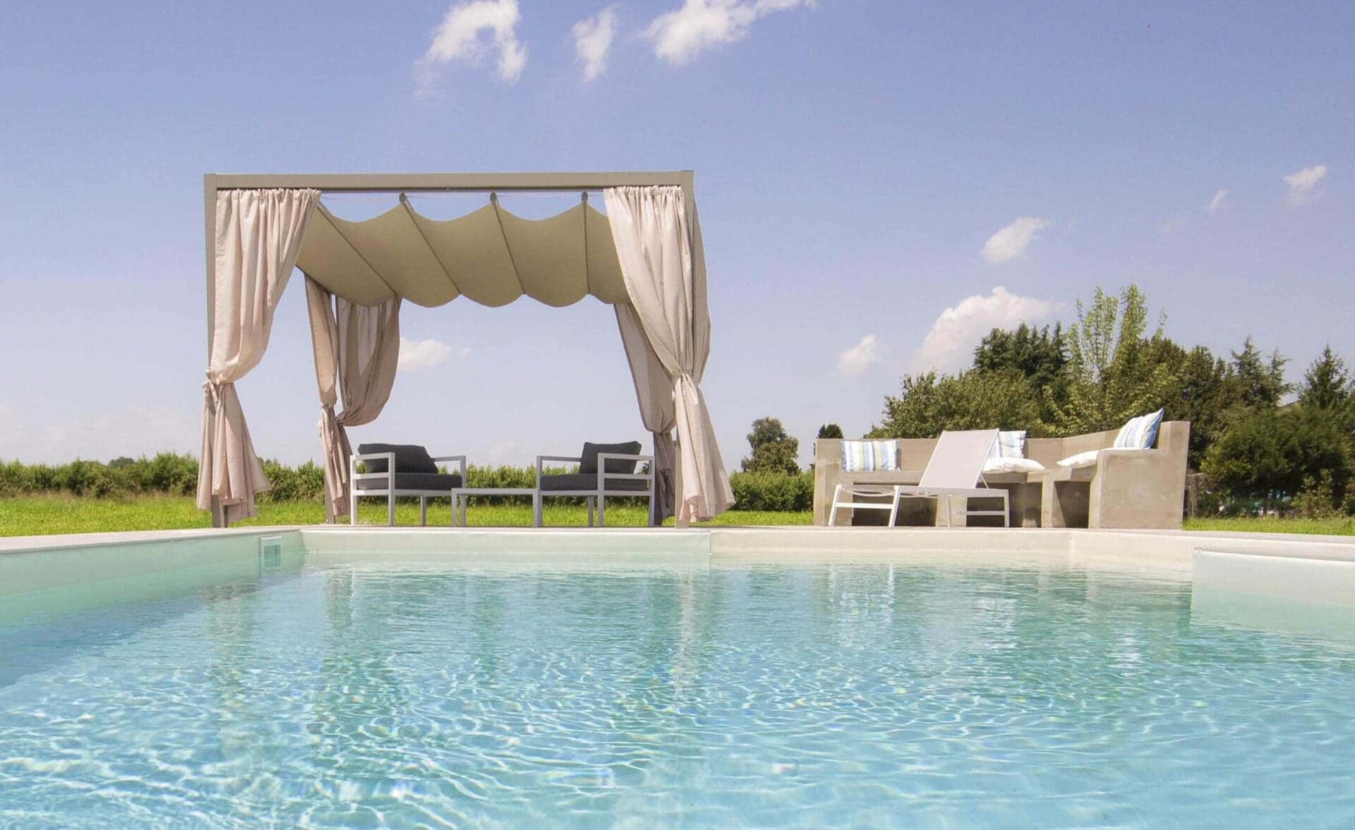 Pergola piatta con tende