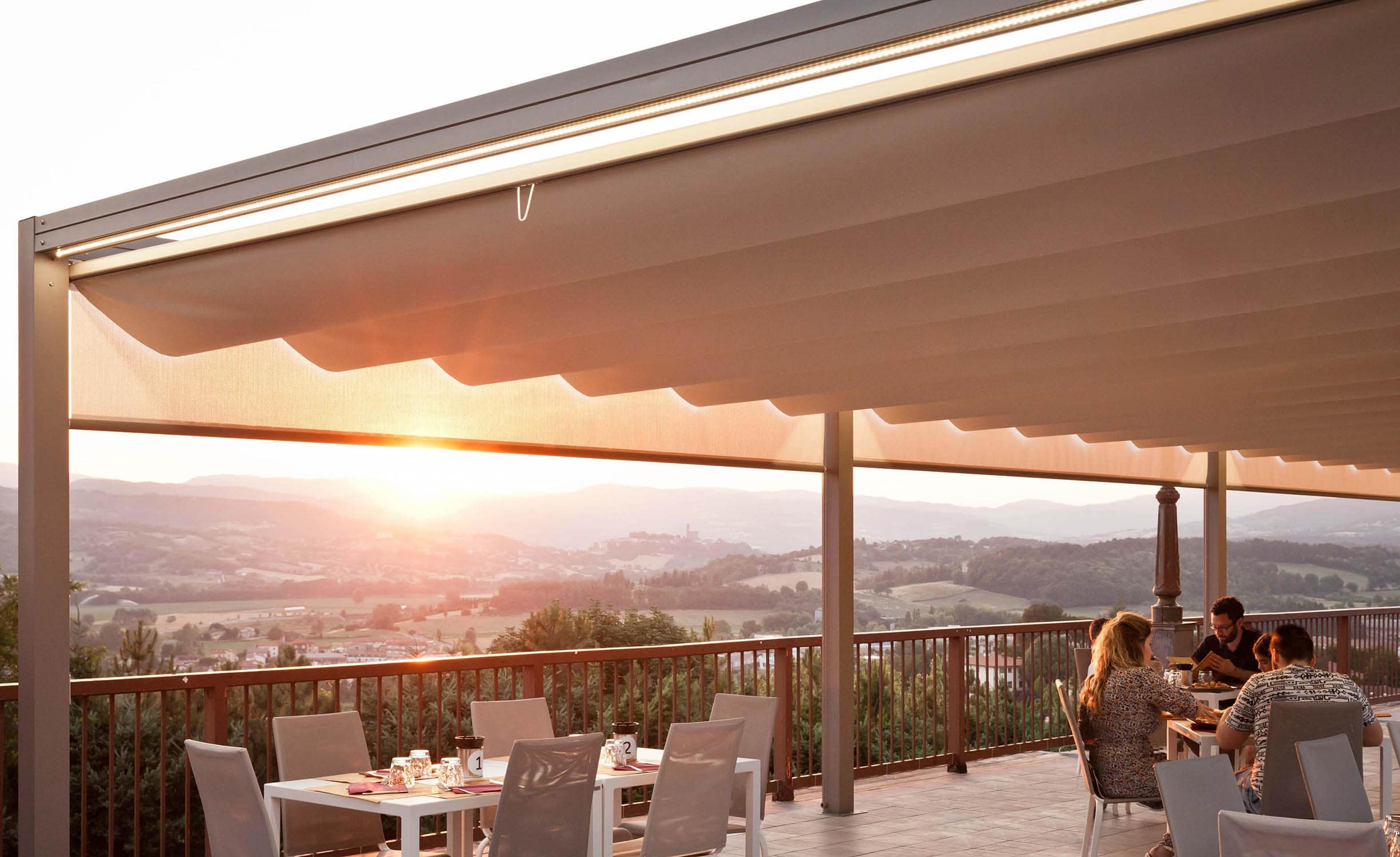 Pergola piatta con tende