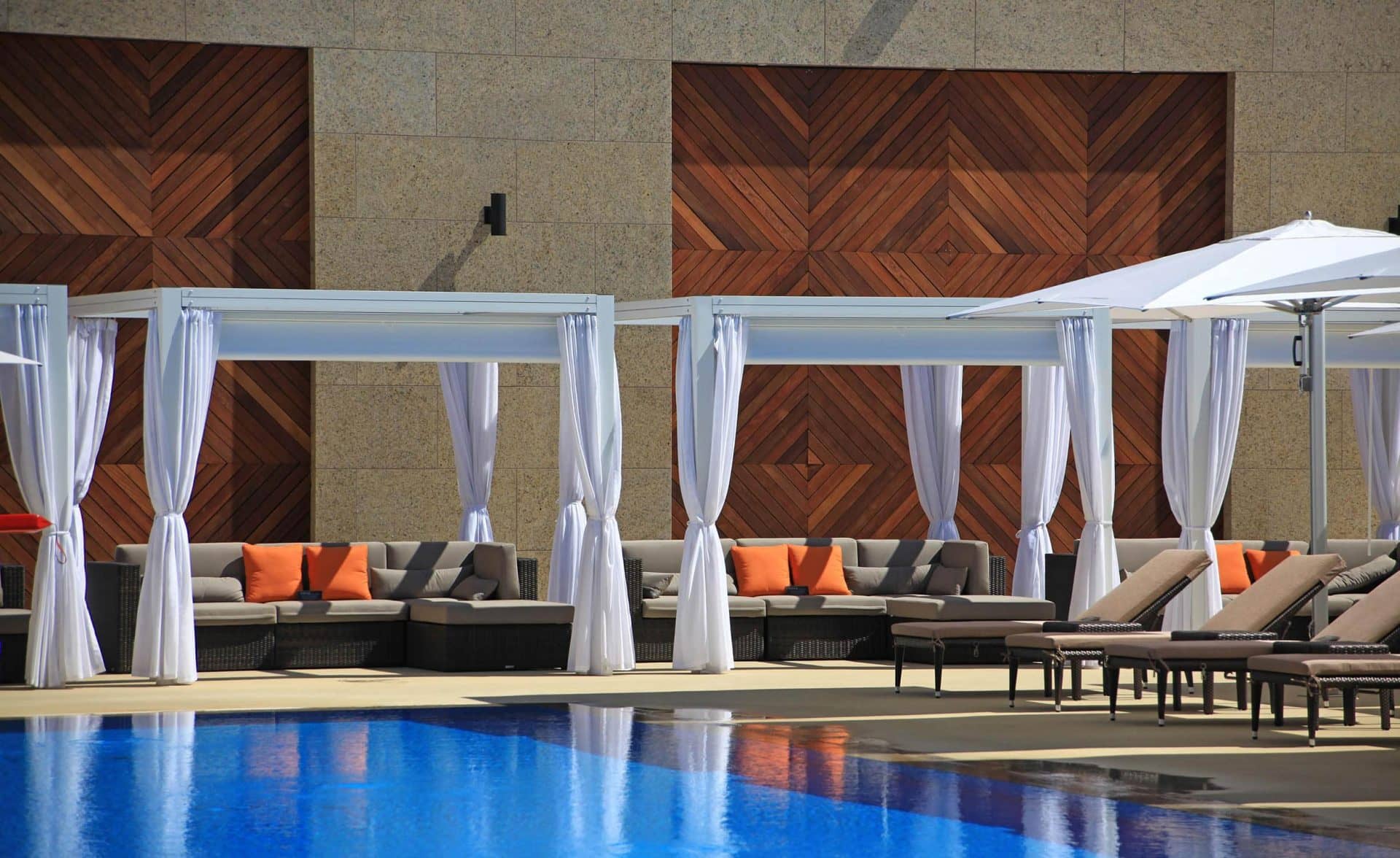 Pergola piatta con tende