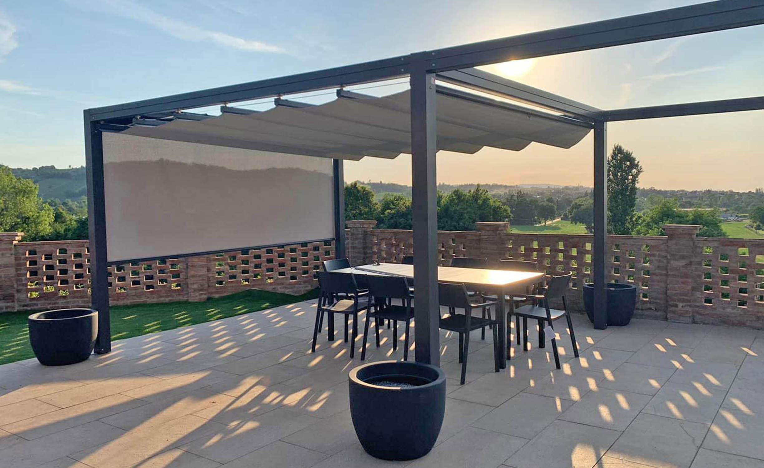 Pergola piatta con tende