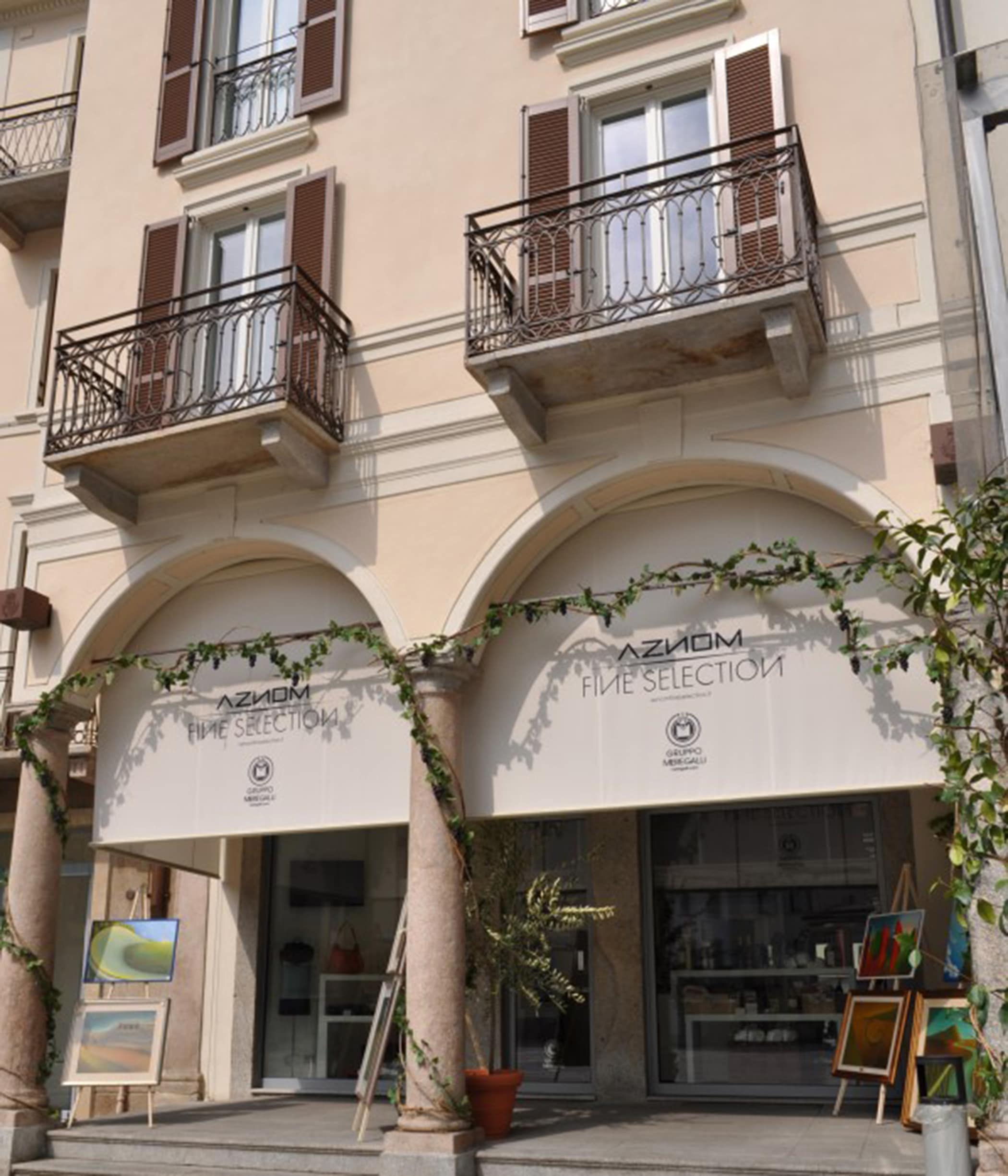 Tenda con cavi antivento