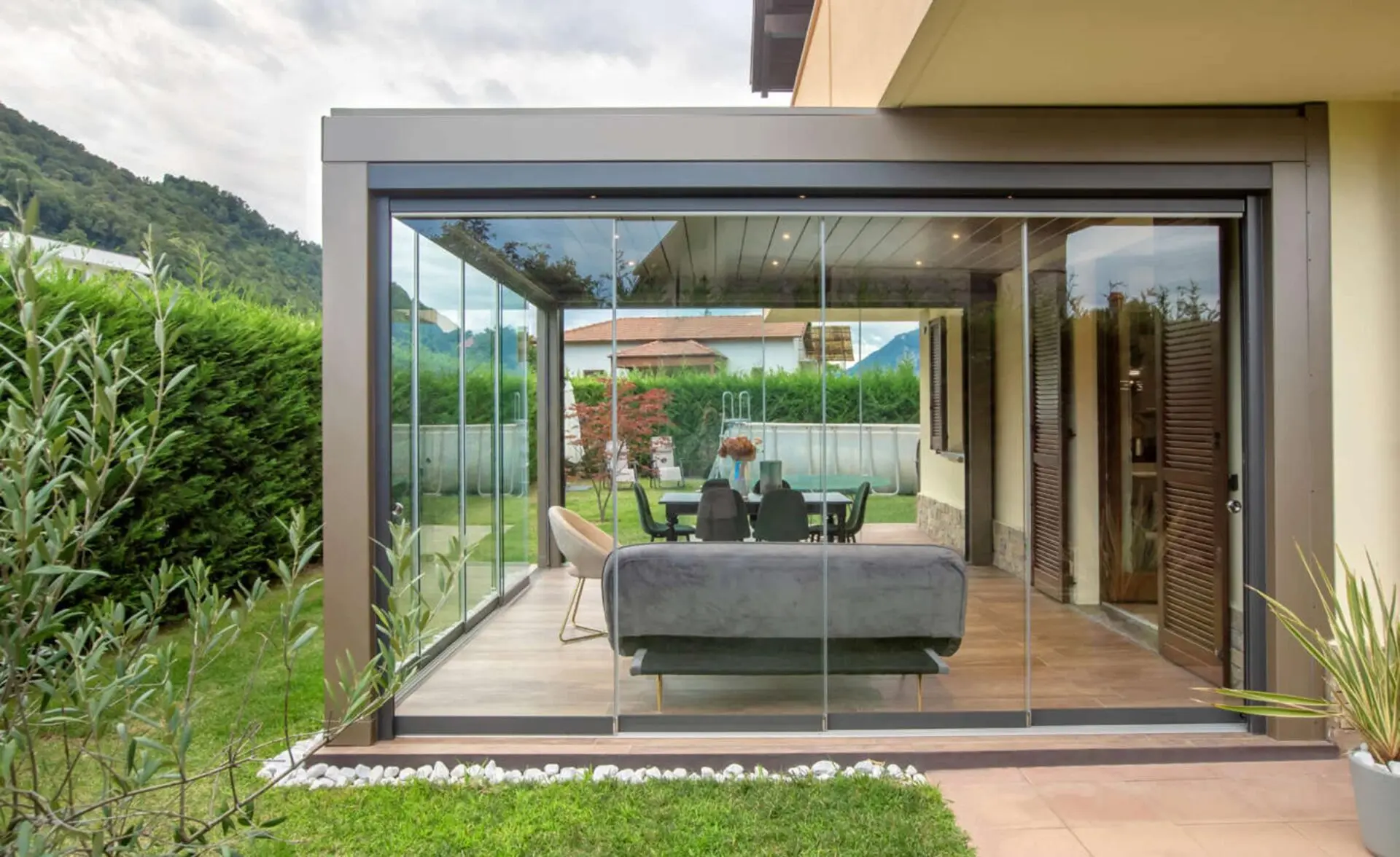 Pergola bioclimatica con serramenti in vetro Pergola bioclimatica con serramenti in vetro
