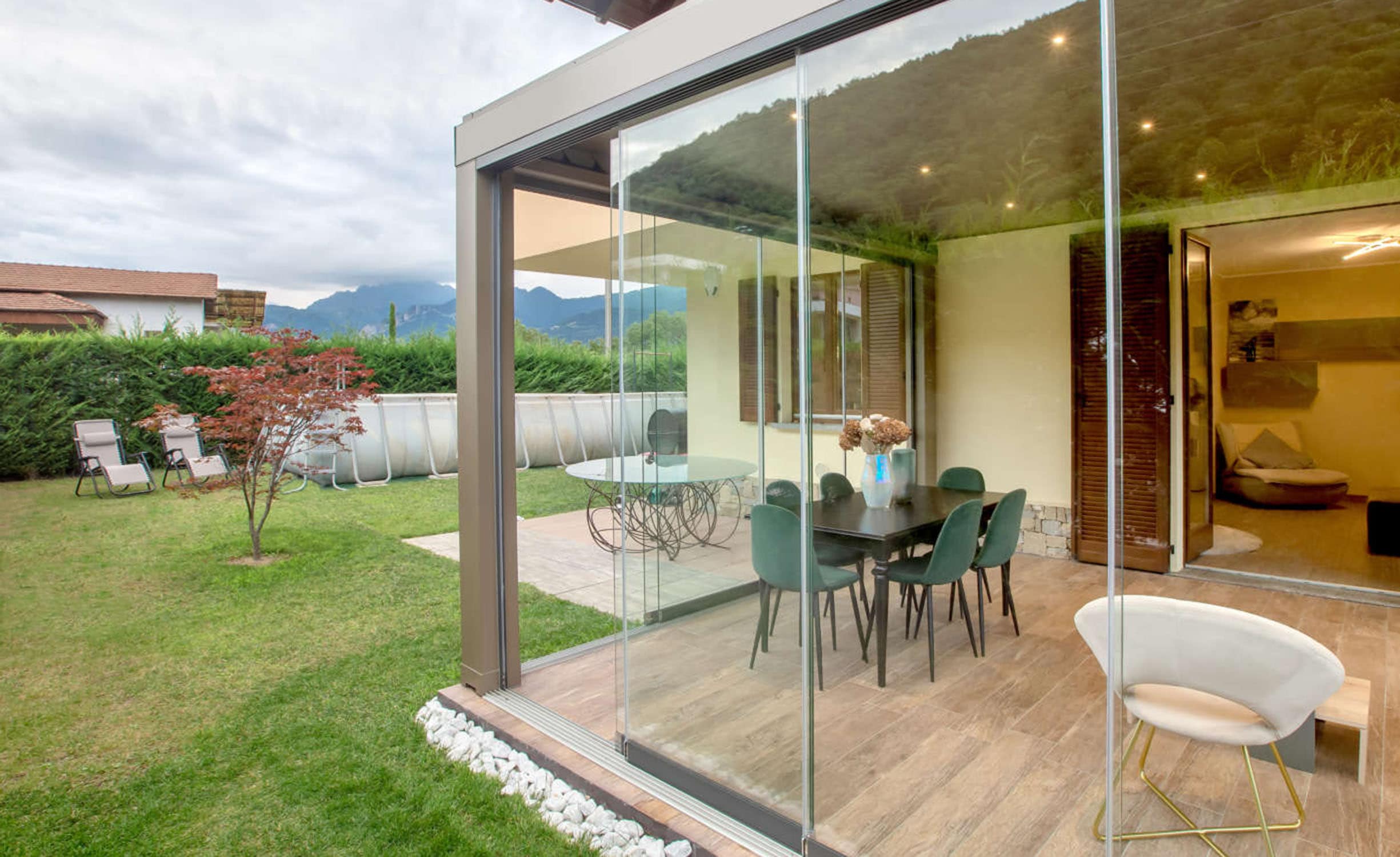 Pergola bioclimatica con serramenti in vetro