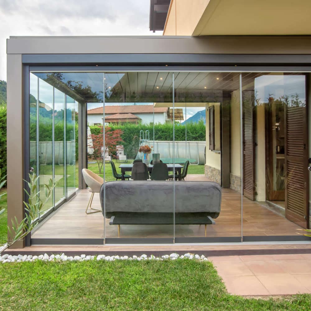 Pergola bioclimatica con serramenti in vetro