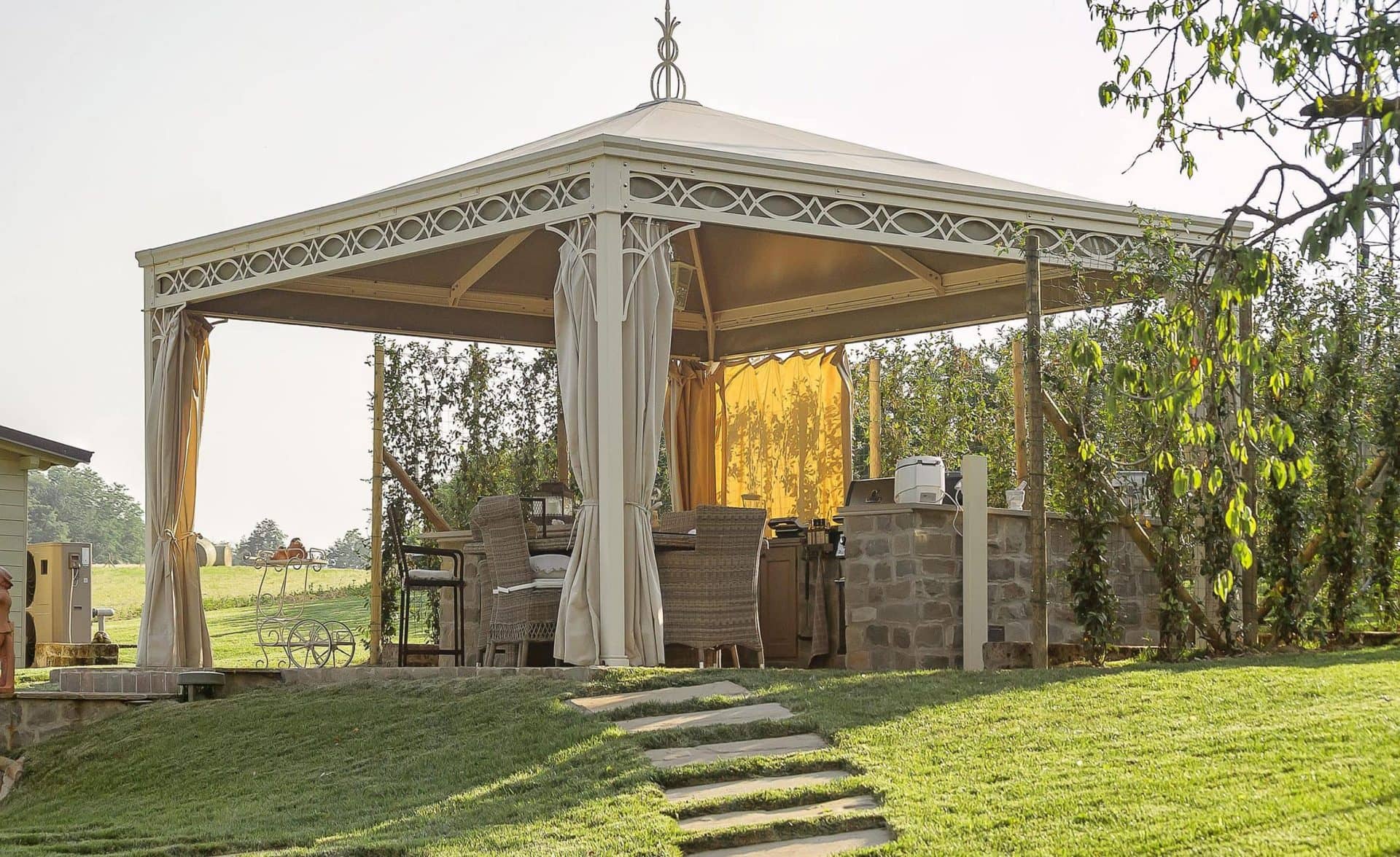 Gazebo in ferro con decori