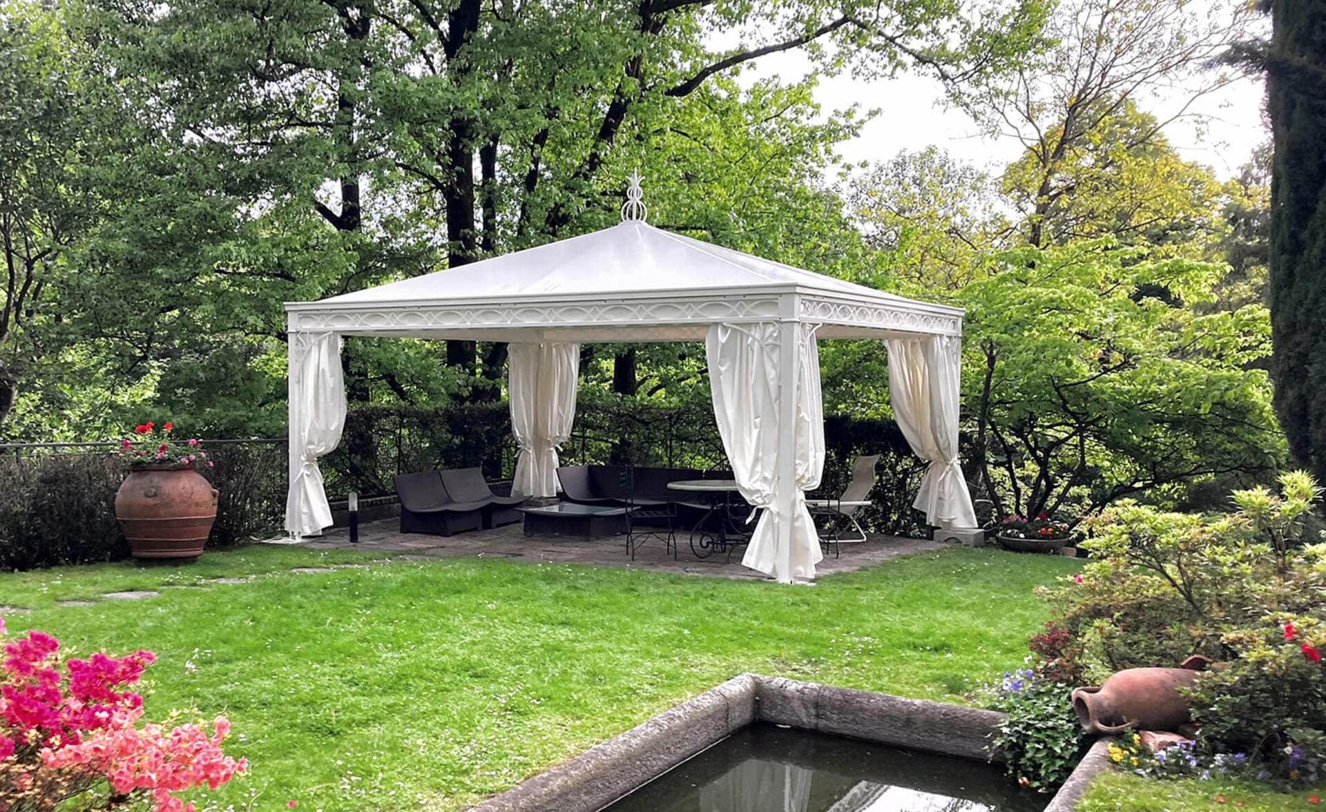 Gazebo in ferro con decori