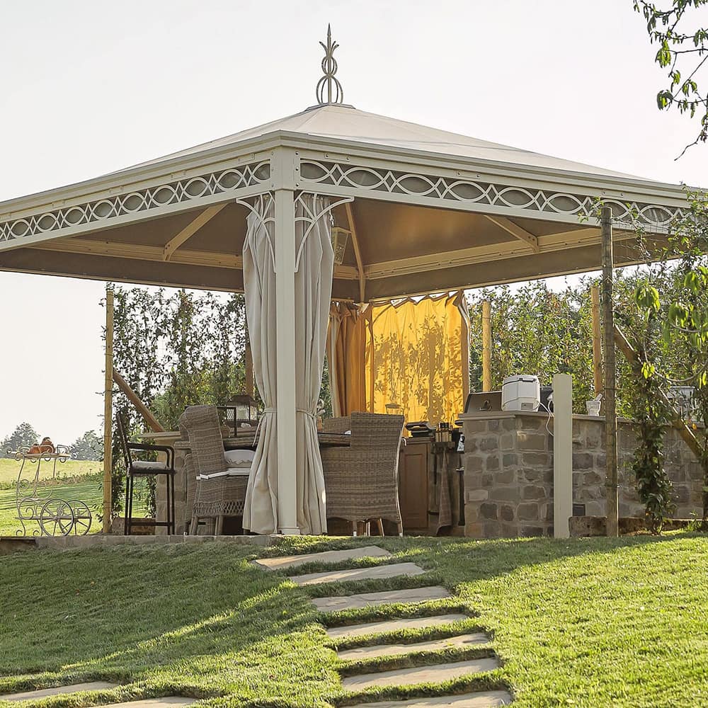 Gazebo in ferro con decori