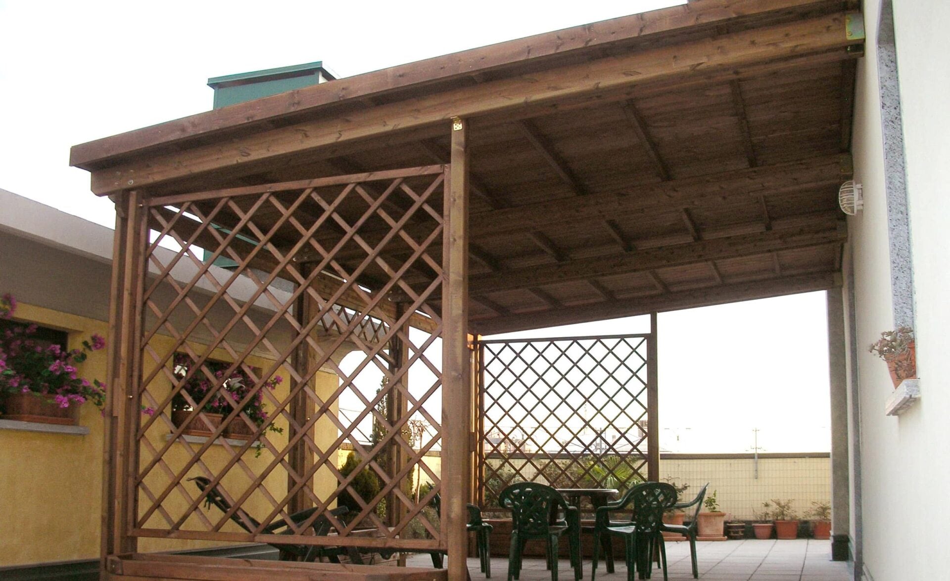 Pergola a parete con copertura fissa