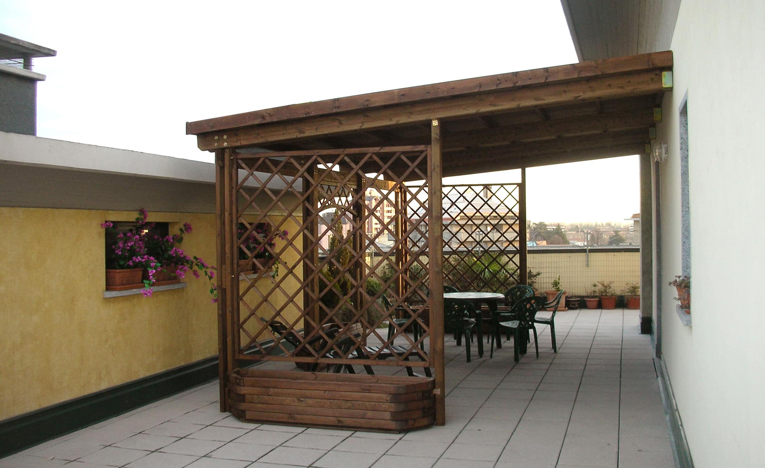 Pergola a parete con copertura fissa