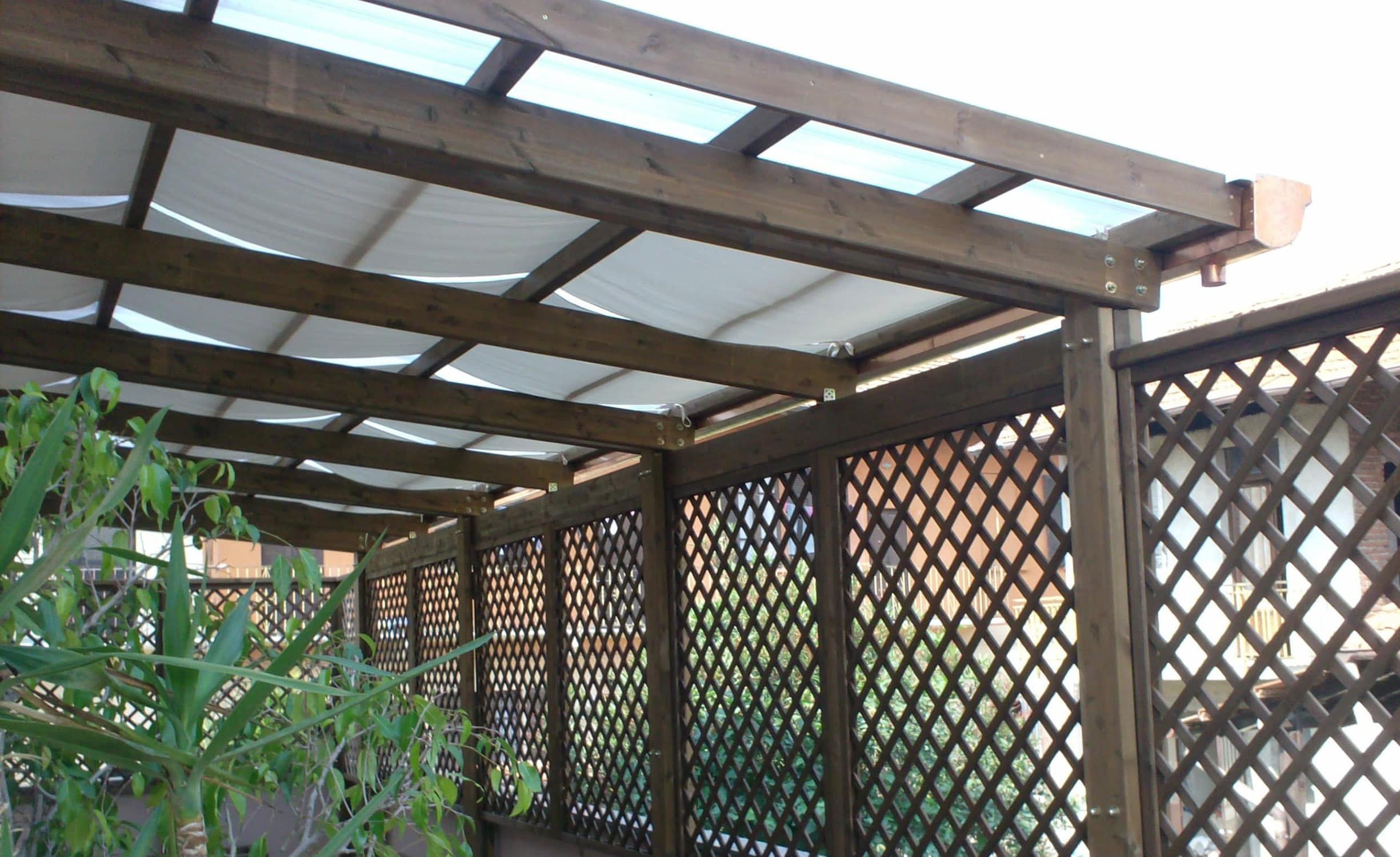 Pergola addossata con teli a onda