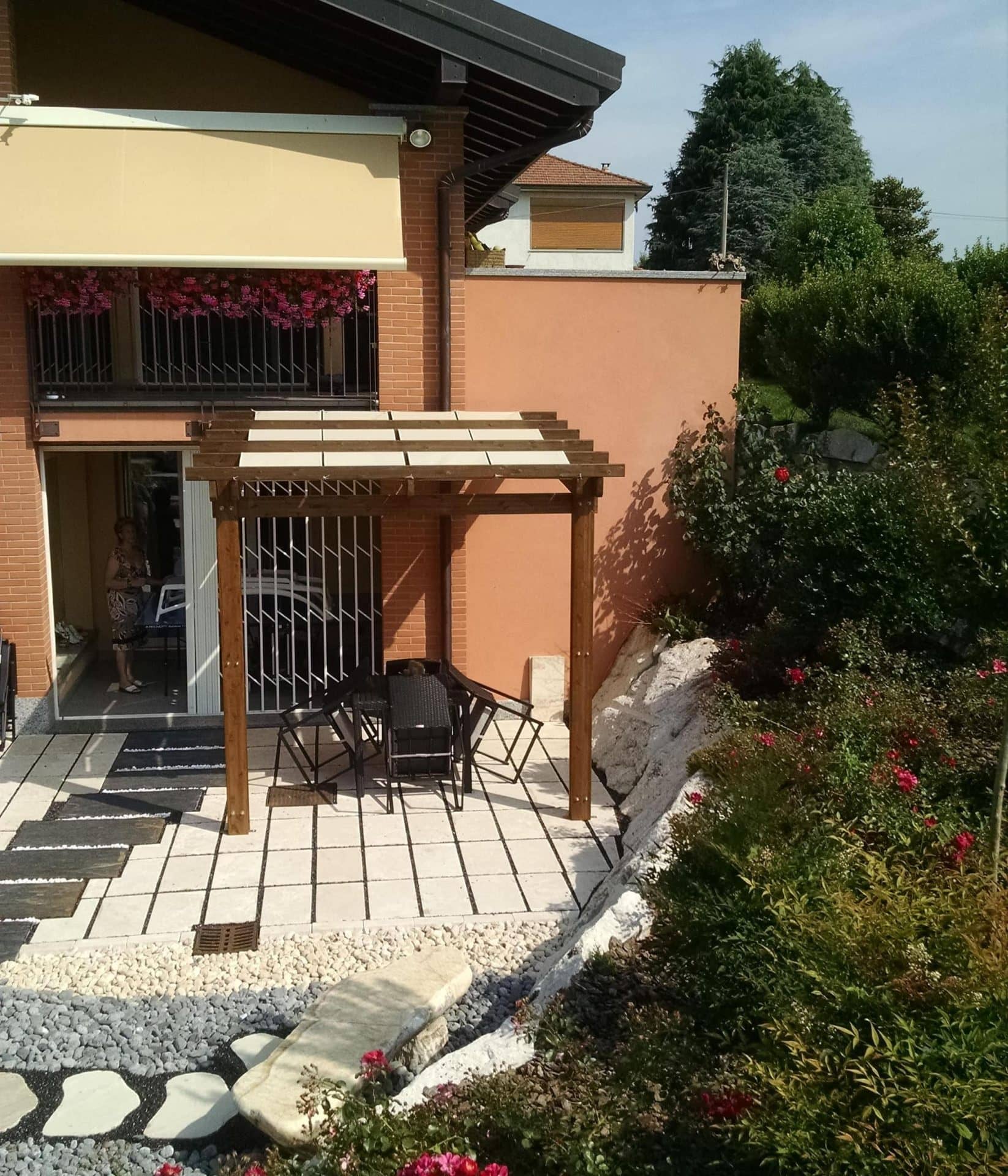 Pergola addossata con teli a onda
