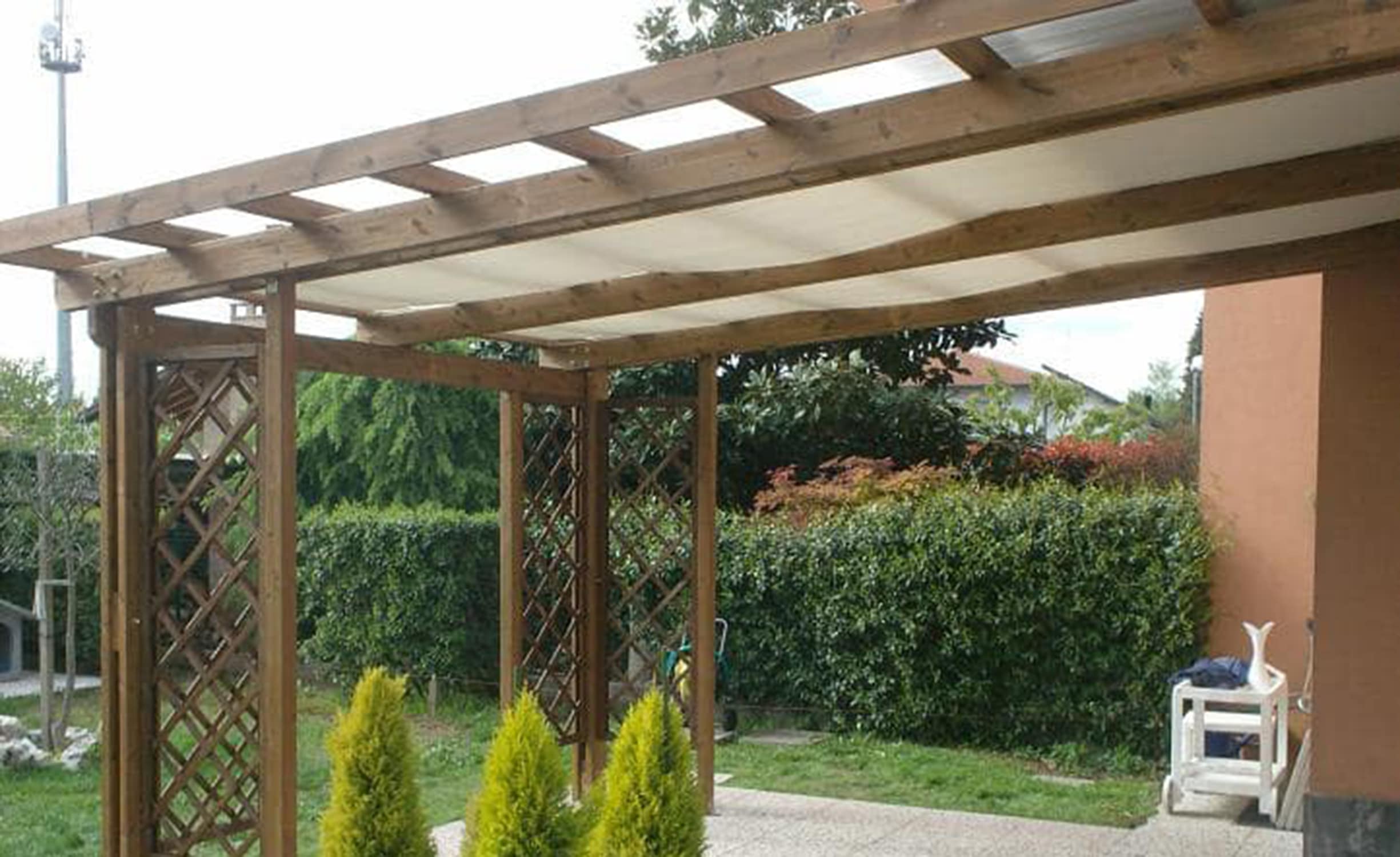 Pergola addossata con teli a onda