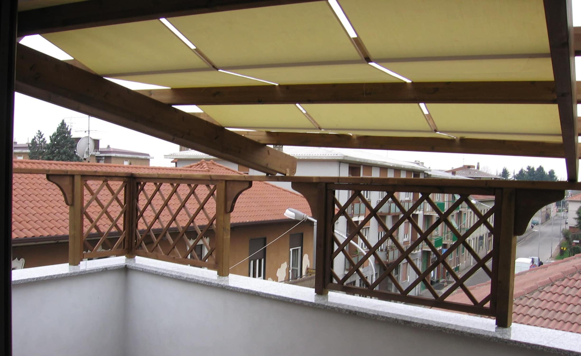 Pergola addossata con teli a onda