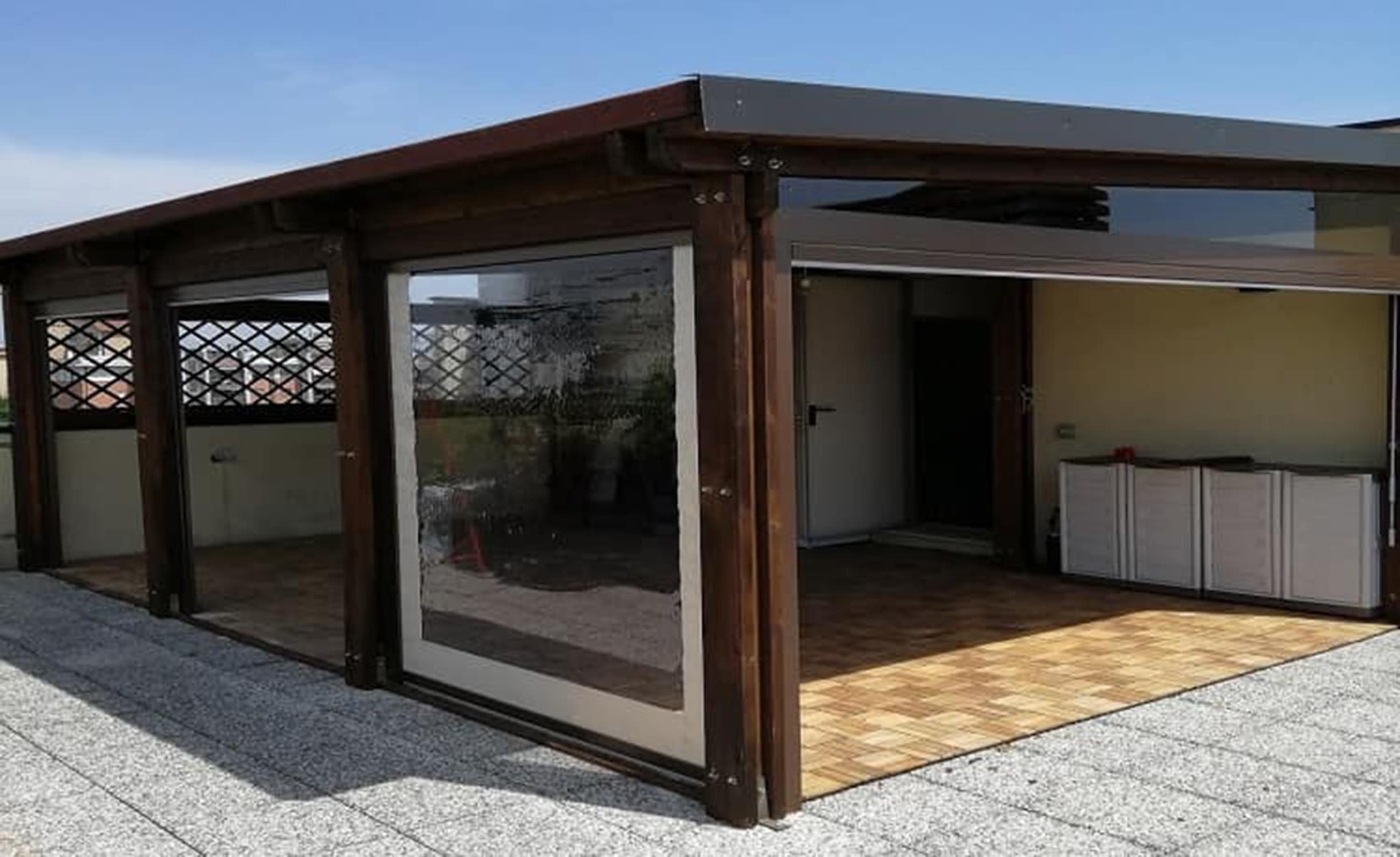Pergola in legno con tende laterali