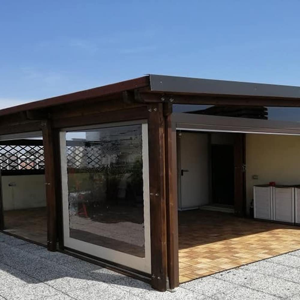 Pergola in legno con tende laterali