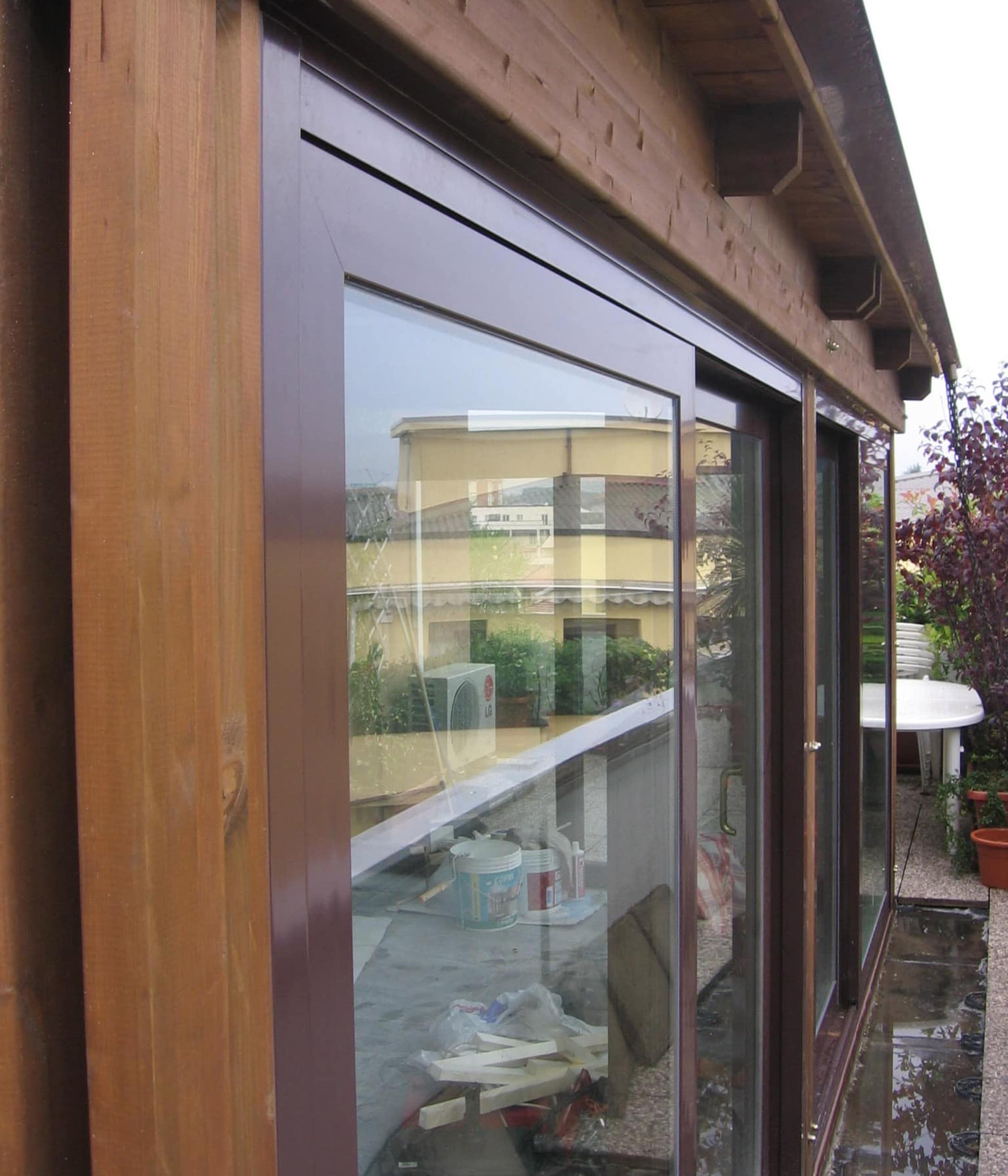Pergola in legno con vetri