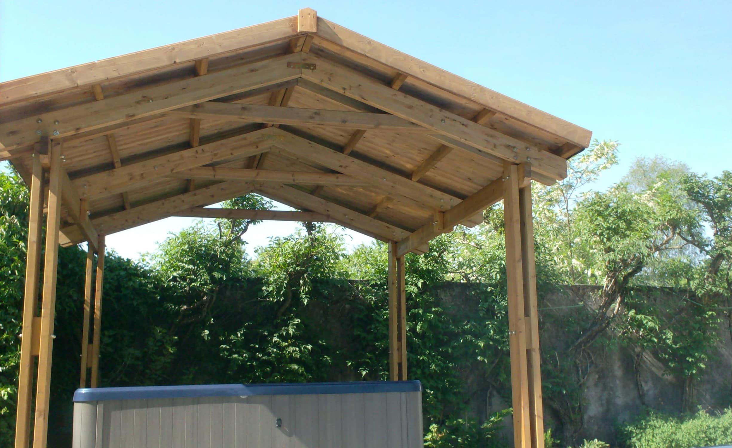 Pergola in legno a doppia falda