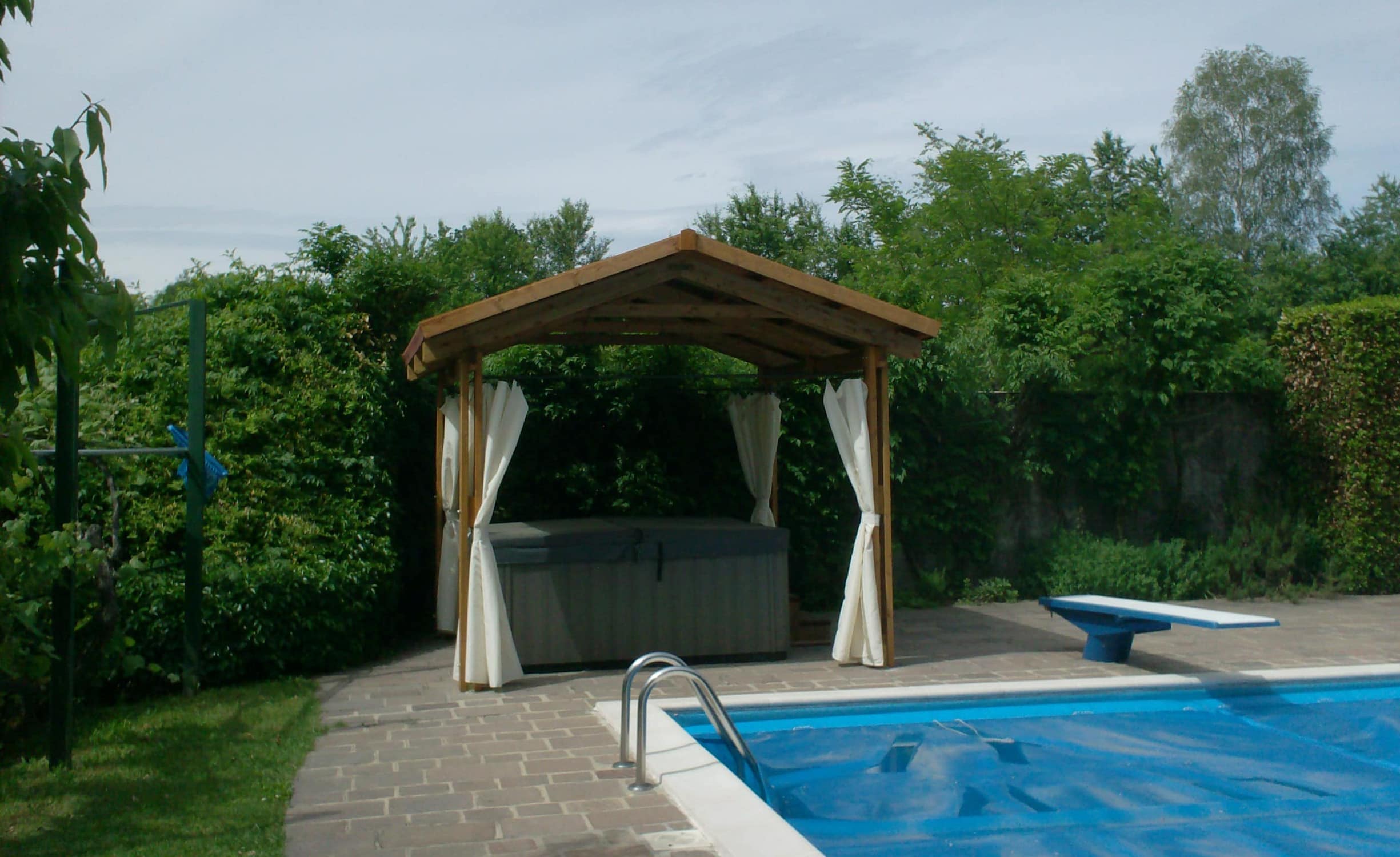 Pergola in legno a doppia falda