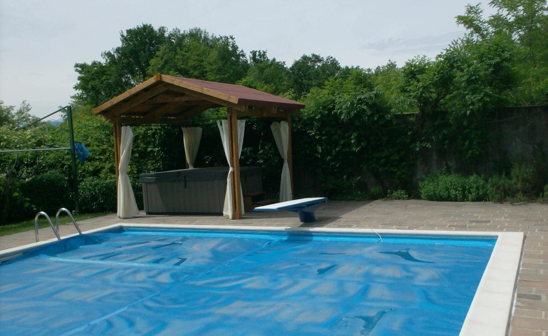 Pergola in legno a doppia falda