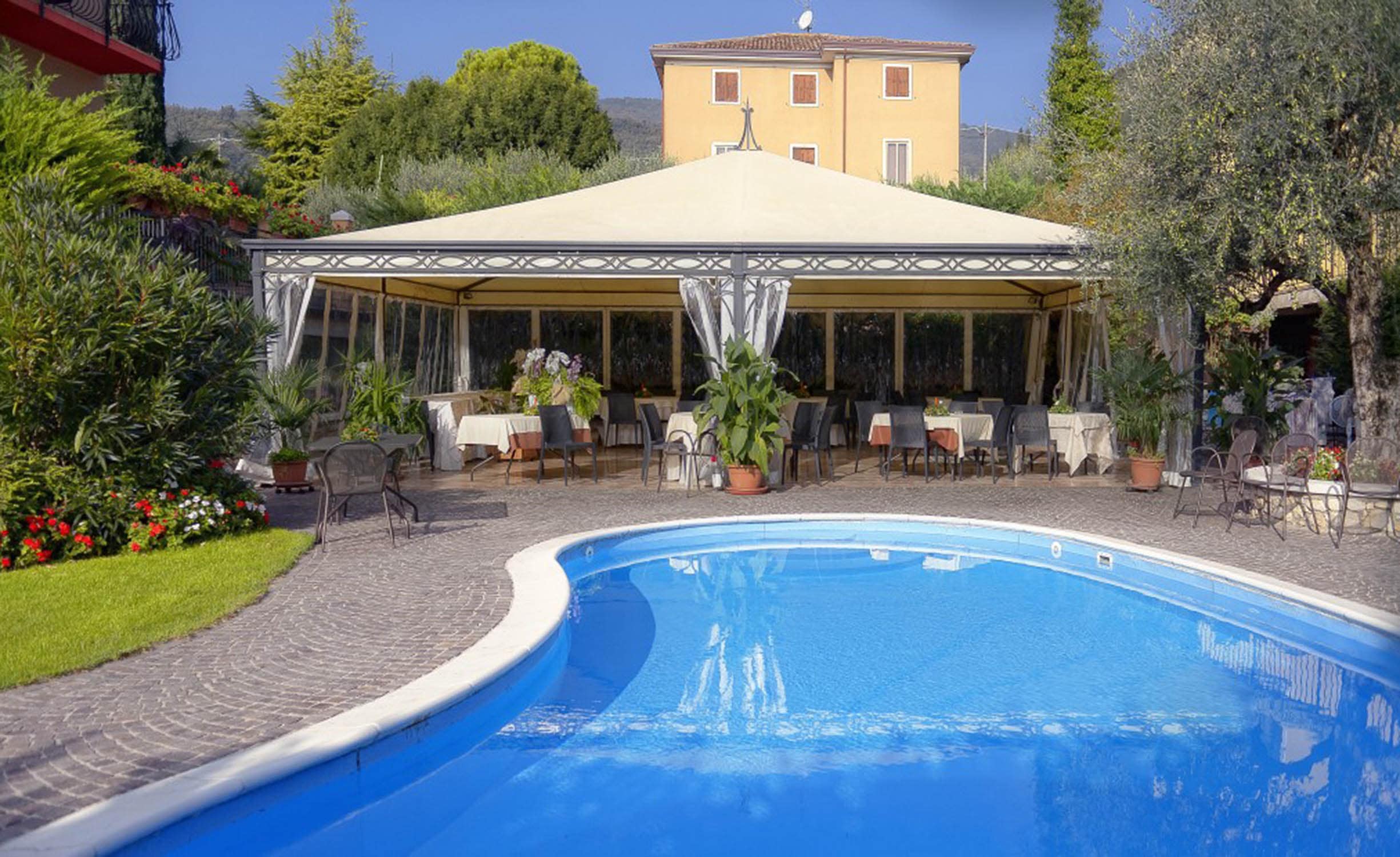 Gazebo di grandi dimensioni