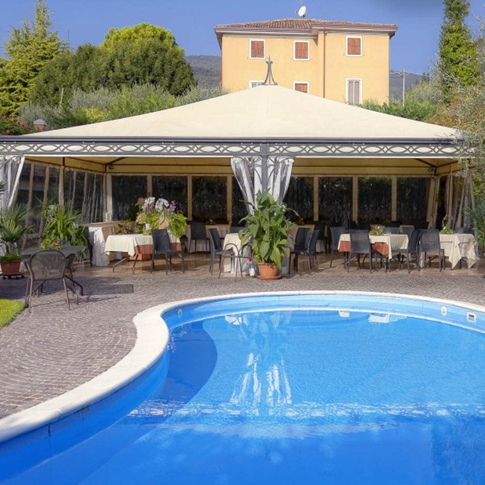 Gazebo di grandi dimensioni