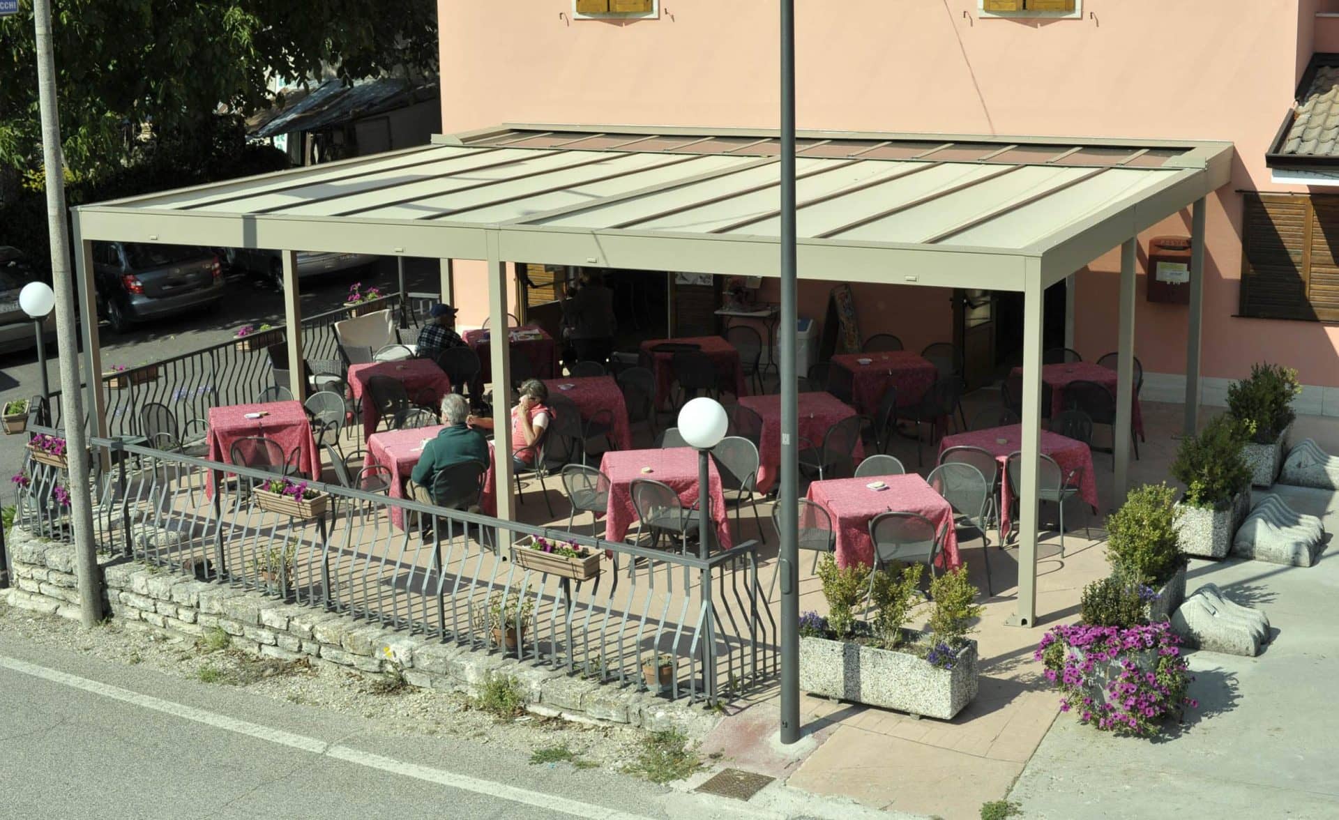 Gazebo in ferro con tetto piatto