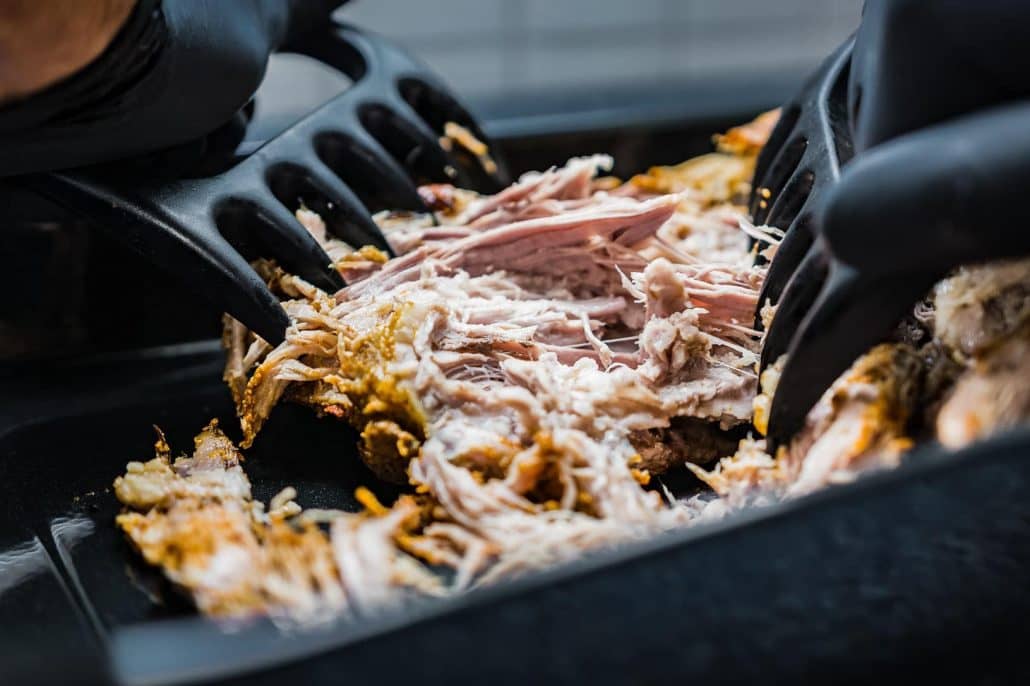 Pulled pork servito con salse e contorni