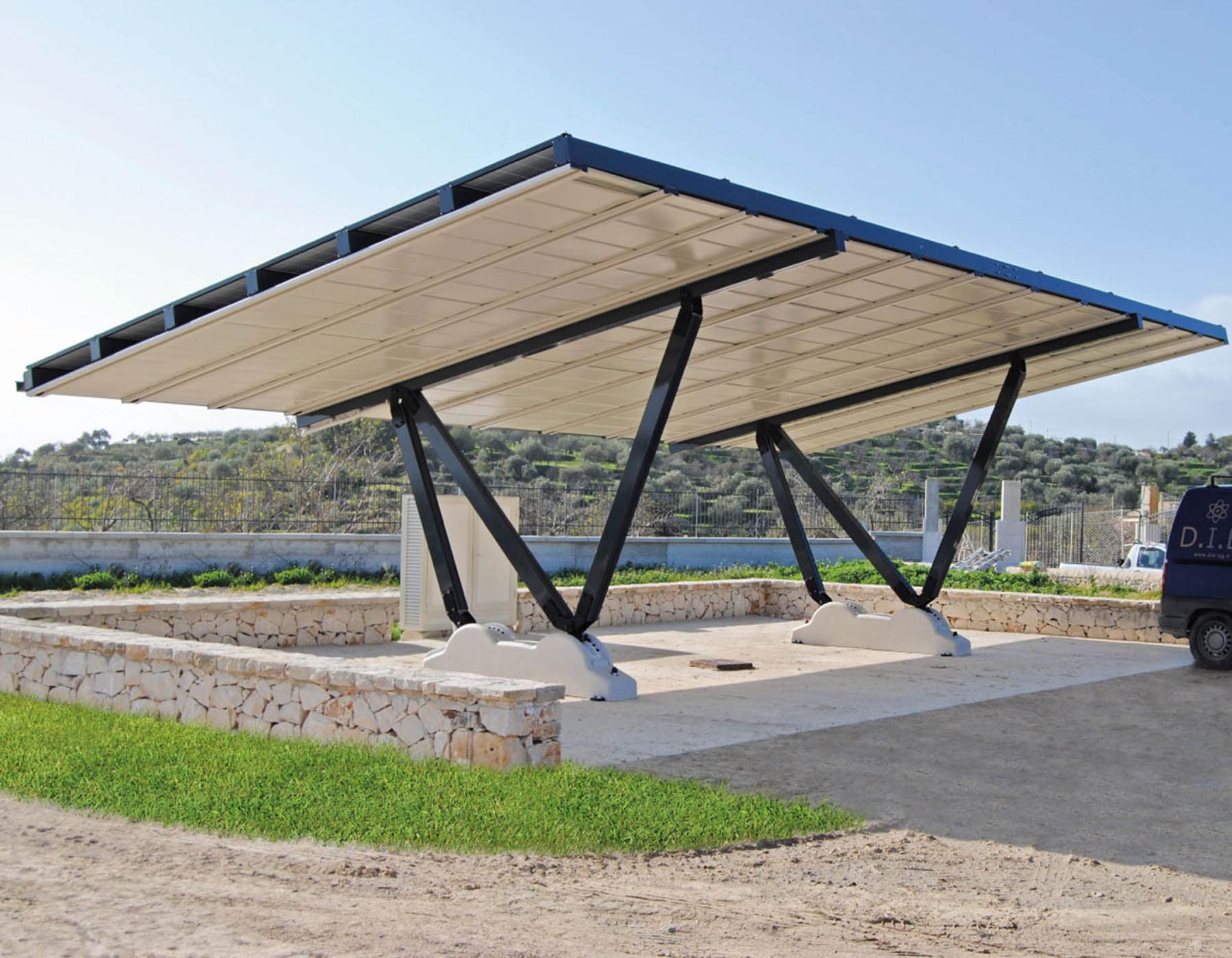 Tettoia per auto con pannelli fotovoltaici