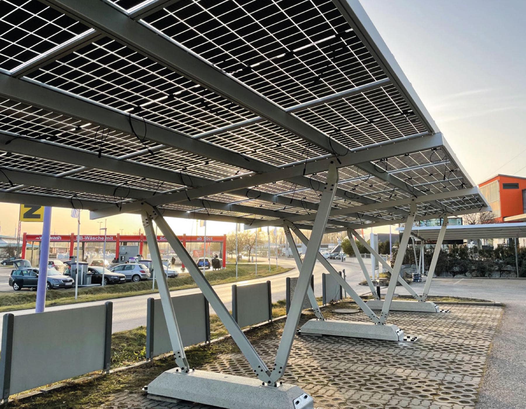 Tettoia per auto con pannelli fotovoltaici
