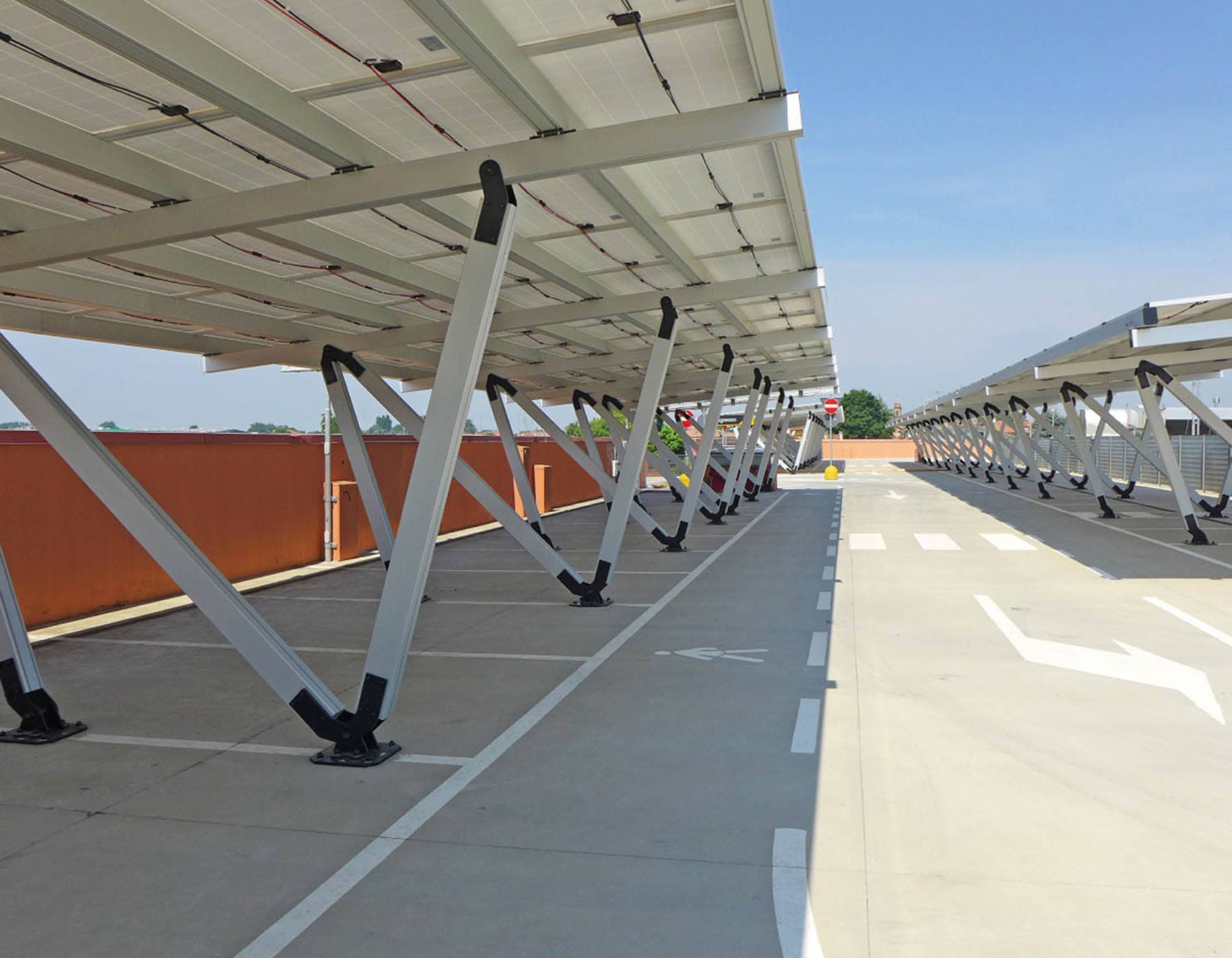 Tettoia per auto con pannelli fotovoltaici