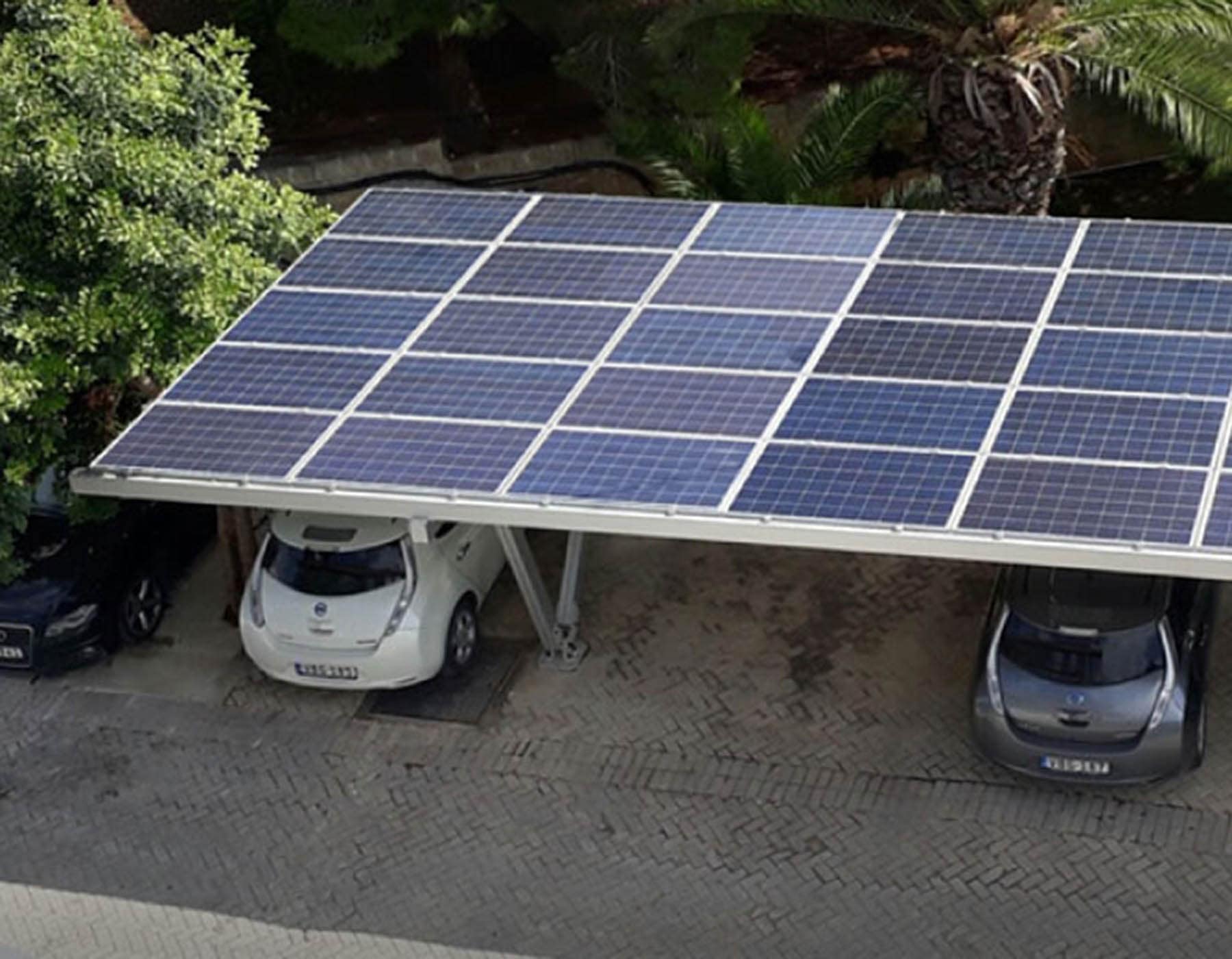 Tettoia per auto con pannelli fotovoltaici