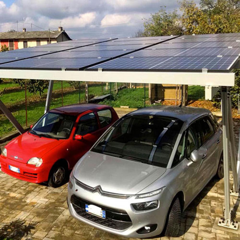 Tettoia per auto con pannelli fotovoltaici