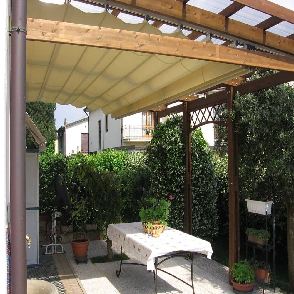 Veranda con tenda da sole con binari