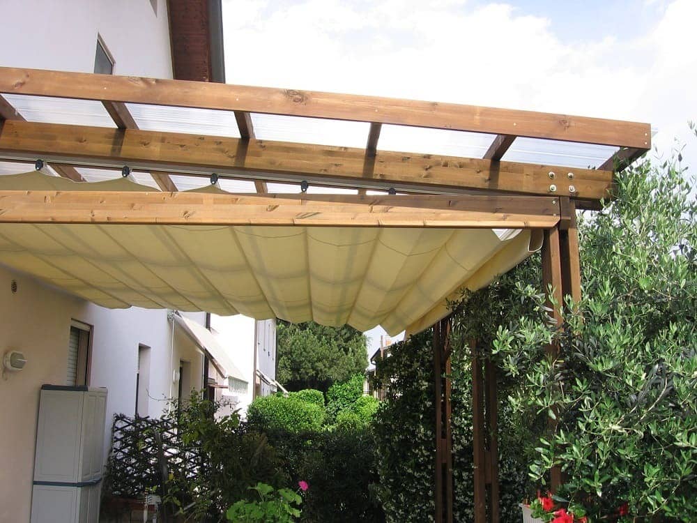 Veranda con tenda da sole con binari