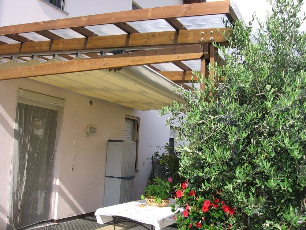 Veranda con tenda da sole con binari