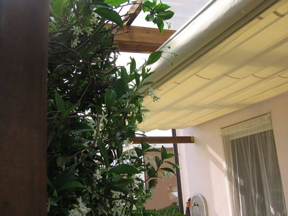 Veranda con tenda da sole con binari