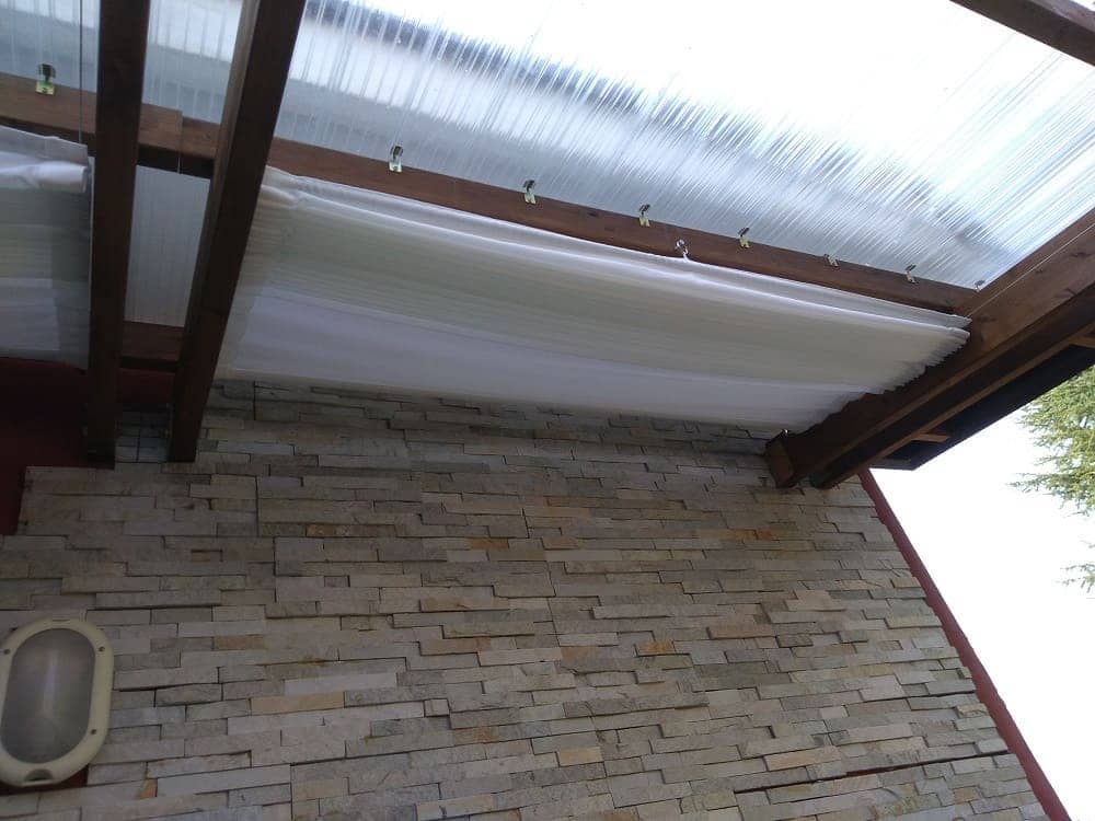 Veranda con tenda da sole con cavi