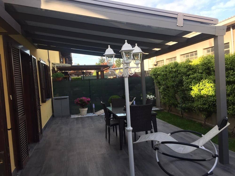 Veranda in alluminio con tenda da sole