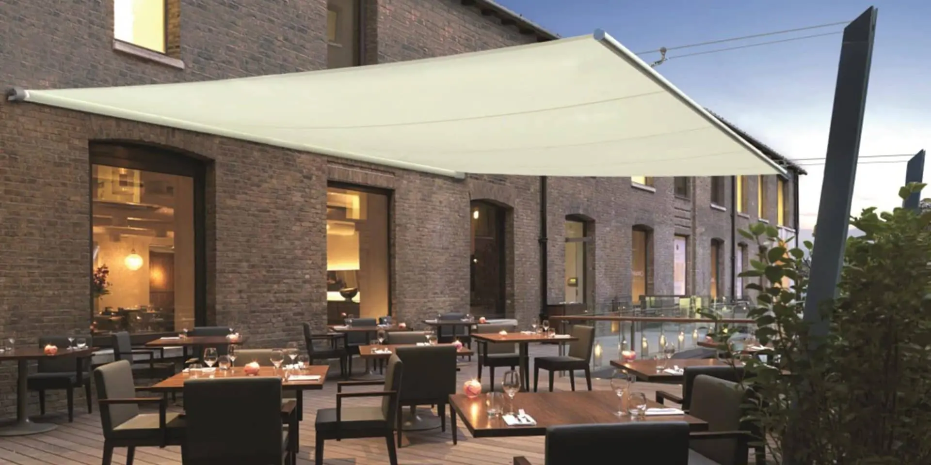 Tende da sole per locali pubblici: comfort e protezione solare per i tuoi clienti